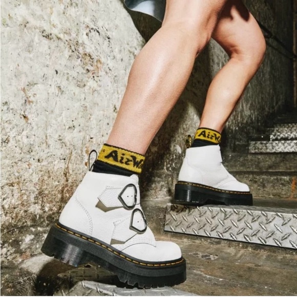 NWOT Dr. Martens Devon Flower Buckle Leather Platform Boots Size 7 - Picture 2 of 8